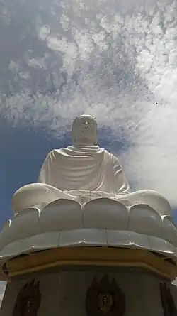 Будда, сидящий на холме пагоды Лонгшон