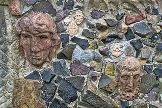 Барельефы в ограде