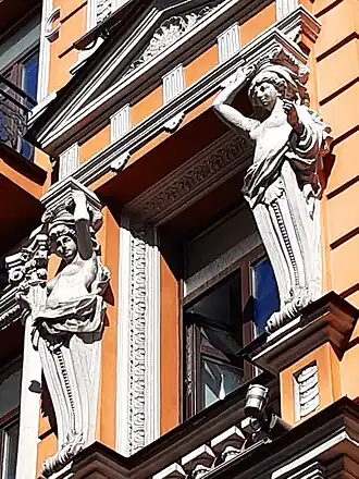 Кариатиды (правый фланг дома)