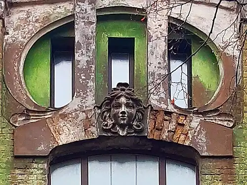 Маскарон над окном