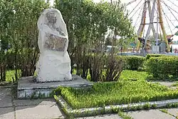 Бюст А. П. Бондина в парке, на месте его могилы