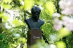 Бюст Есенина в Наташином парке