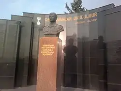 Бюст Кёроглы Рагимова в Баку