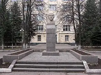 Бюст Ленина у «Рыбинского завода приборостроения»