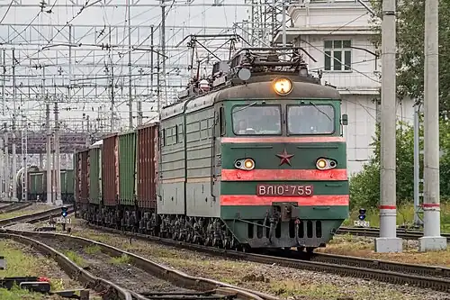 Электровоз ВЛ10У-755 с грузовым поездом