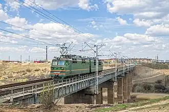 Электровоз ВЛ80Т-1067 на мосту перед станцией