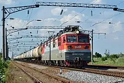 Электровоз ВЛ80Т с грузовым поездом  следует по 1-му главному пути станции (со стороны станции Ведмидовка)