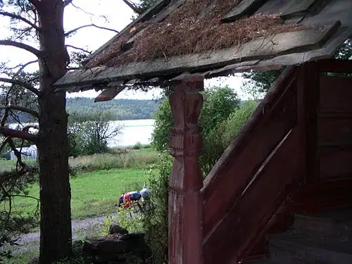 Один из резных столбов крыльца