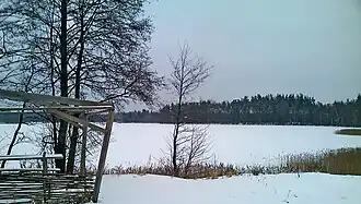 Вид на озеро с южного берега зимой 2013 года