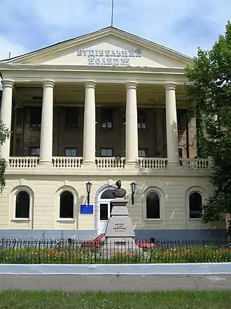 Строительный колледж и памятник матросу Игнату Шевченко