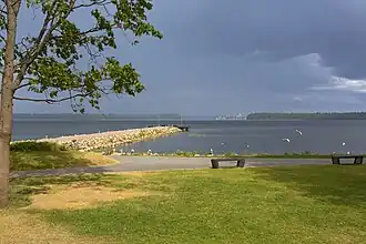 Вид на озеро с набережной города Валдай