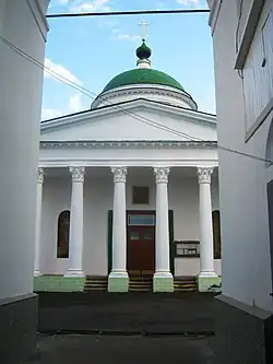 Вид на Оковецкий кафедральный собор через колокольню