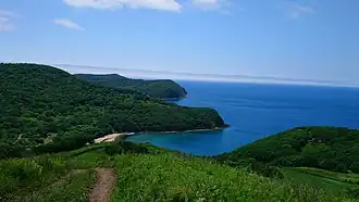 Вид на бухту Отрада и гору Увальную (слева). Песчаный пляж и устье ручья