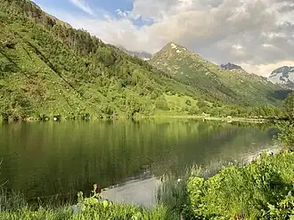 Зелёные склоны прилегающих гор