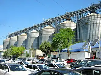 Вид на привокзальную парковку и элеватор