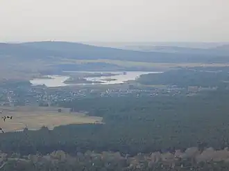 Общий вид на Лугавское с горы неподалёку. На фото видно Енисей, также можно различить котельную и Лугавский дом культуры