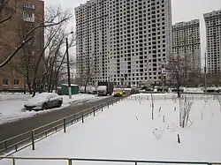 На границе двух районов Северного административного округа: Головинский и Ховрино. Вид от безымянного проезда на перекрёсток улиц Флотской и Ляпидевского. Январь 2015 года