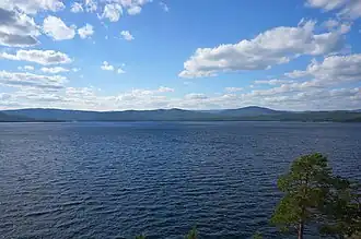 Панорамный вид на Заозёрный хребет и озеро Тургояк со скал Крутики