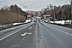 Вид улицы Хусаина Мавлютова в сторону перекрёстка с улицами Танковой и Рихарда Зорге (декабрь 2019)