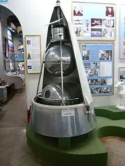 Макет второго спутника земли с собакой-космонавтом Лайкой