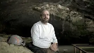 Виктор Лягушкин в апреле 2024 года рядом с пещерой Прометея в Грузии