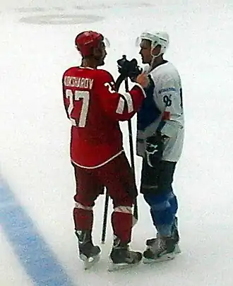 Денис Игнашин (справа)