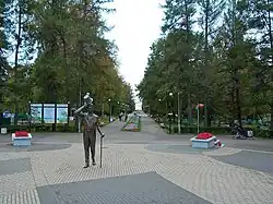 Памятник Вицину у главной аллеи парка