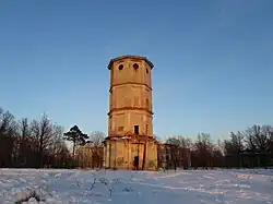 Заброшенная водонапорная башня в Приоратском парке