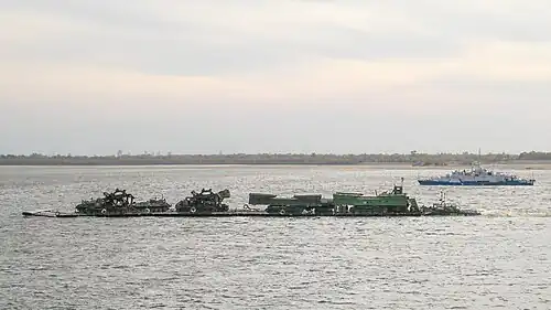 Транспортировка военной техники на пароме, собранном из комплекта Понтонно-мостовой парк.