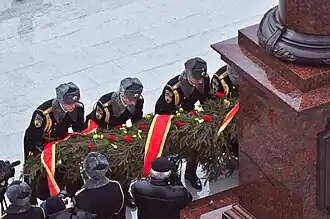 Возложение гирлянды из еловых ветвей