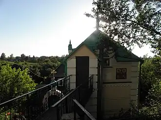 Переход между храмом и горкой на кладбище.