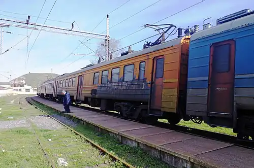 Промежуточный прицепной вагон с видимым крышевым электрооборудованием