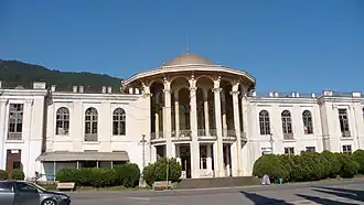 Здание вокзала (фото сверху) и платформа станции (снизу)