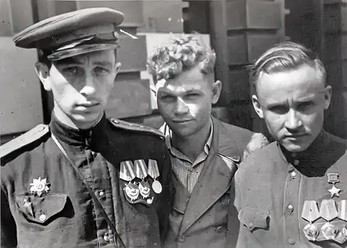 Квитинский Вячеслав Антонович (справа), Герой Советского Союза, командир партизанской бригады имени К. Готвальда; Волянский Евгений Павлович (слева), командир партизанской бригады «За свободу славян», и неизвестный (в центре), 1945 г.