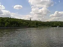 Вид на Воробьёвы горы с Лужнецкой набережной