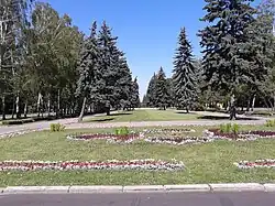 Сквер по Университетскому проспекту напротив Главного здания МГУ