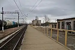 Временная деревянная платформа и старый вокзал