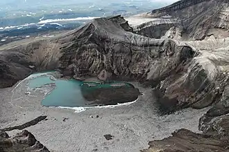 «Старый ворчун» (Вулкан Горелый) с бирюзовым озером в кратере