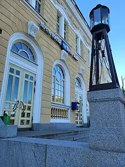 Детали оформления лестницы главного фасада в 2022 году