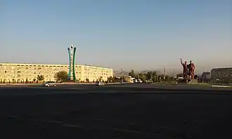 Въезд в город Алмалык - вид с правой стороны, 2015 г.