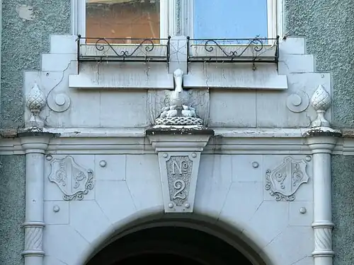 Фигурка пеликана на фасаде по Ленинградскому проспекту