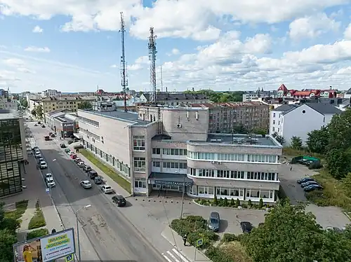 Вид со стороны Школьной площади на новый корпус АТС в 2022 году