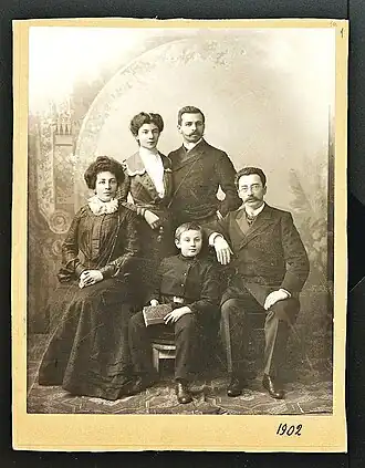 Семья Выгодских — Бруштейн. 1902 год.Сидят слева—направо: Елена Семёновна Выгодская, Семён Яковлевич Выгодский (1892—1956), Яков Эхелевич Выгодский (1857—1941)Стоят: Александра Яковлевна Бруштейн (1884—1968) и Сергей Александрович Бруштейн