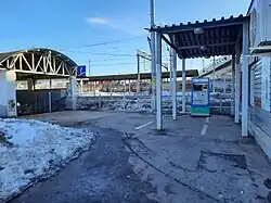 Вид на выход из подземного перехода и кассу с северной стороны остановочного пункта, март 2023 год