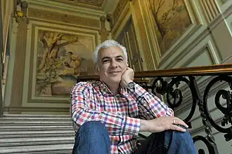 Эльчин Алиев в парадной дома Асадуллаевых, 2018 год