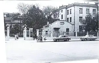Вход в больницу, позднее 1956 года