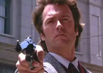 На протяжении всей серии фильмов один и тот же вопрос терзает самого Гарри и преступников, которых он преследует: остался ли последний патрон в барабане его «Магнума», и кому из них двоих повезёт — детективу с пустым (или почти пустым) револьвером, или преступнику, попавшему в его прицел…