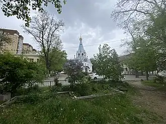 Вид на Георгиевский храм со стороны сквера