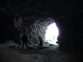 Туристы в штольне зимой 2010 года