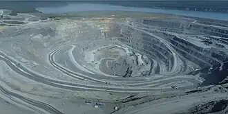 Карьер на Горевском месторождении (в верхней части снимка видно русло реки Ангара, отделённое от карьера дамбой второй очереди)